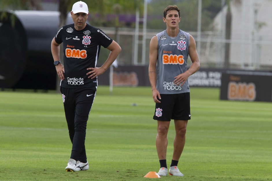 Tiago Nunes e Mateus Vital em treino do Corinthians nesta sexta-feira