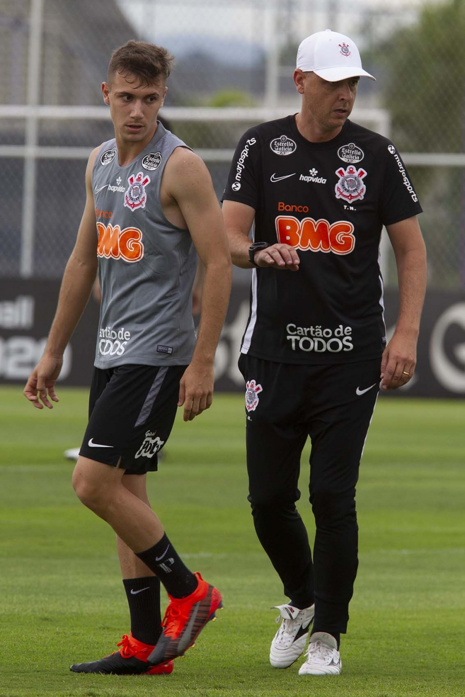Tiago Nunes em ao com Lucas Piton durante treino do Corinthians desta sexta-feira