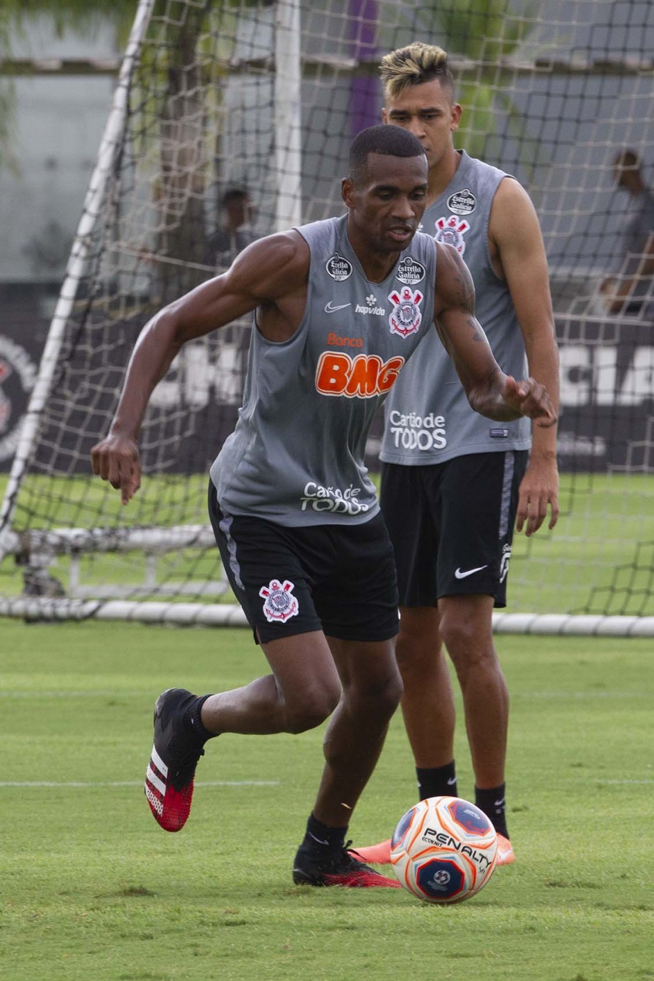 Zagueiro Marllon em atividade no treino do Corinthians desta sexta-feira