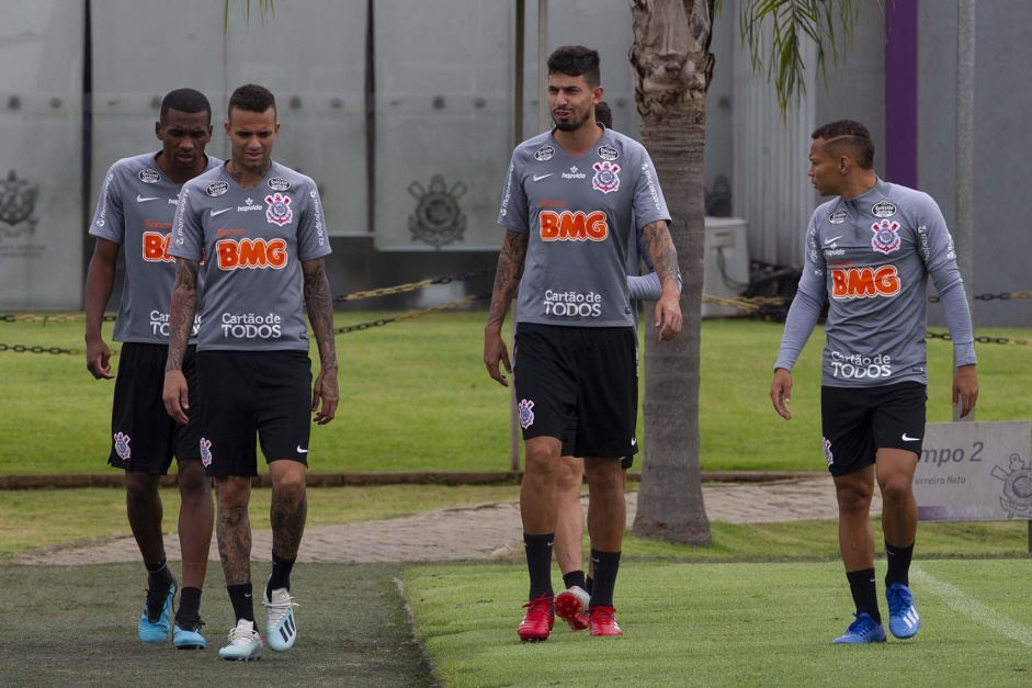 Luan, Pedro Henrique e Janderson durante treino do Corinthians na manh de sbado