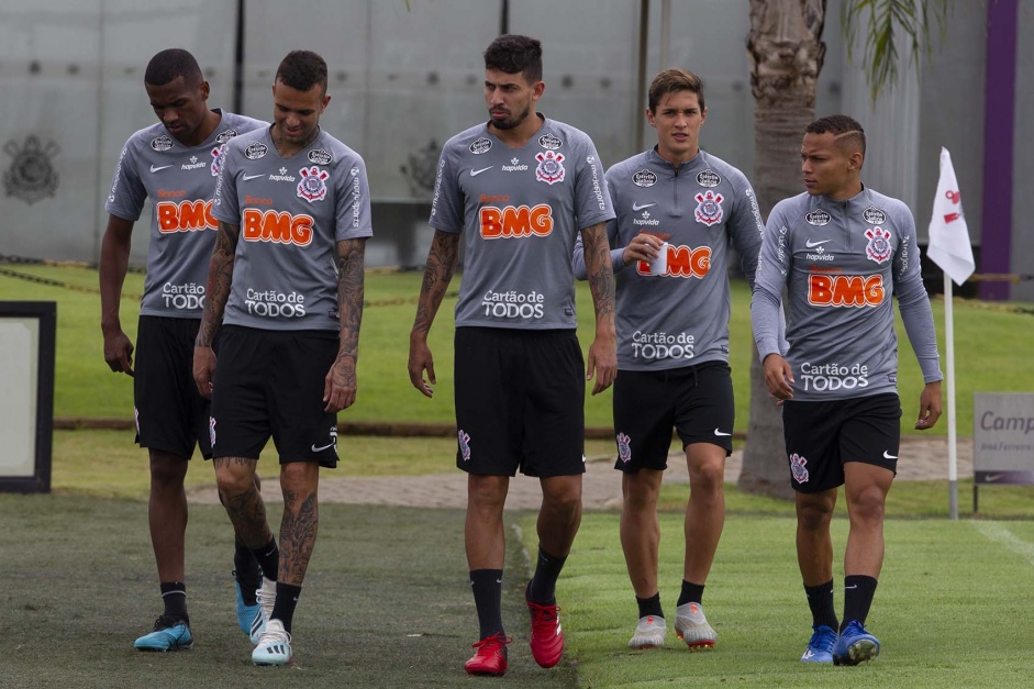 Marllon, Luan, Pedro Henrique, Mateus Vital e Janderson durante treino do Corinthians