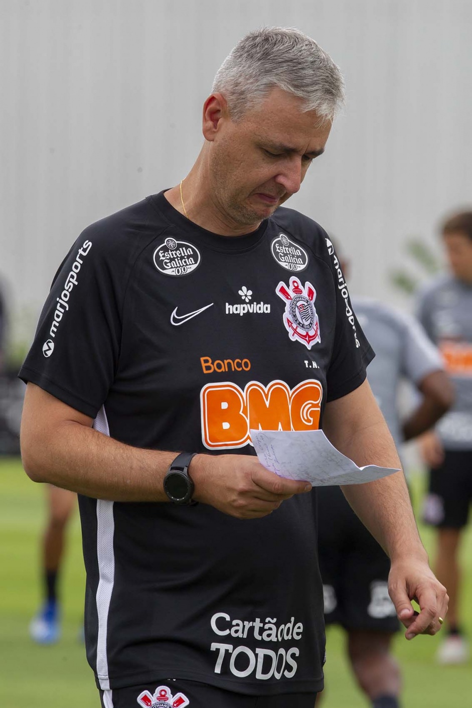 Tiago Nunes comandou o treino da manh de sbado antes do clssico contra o Santos