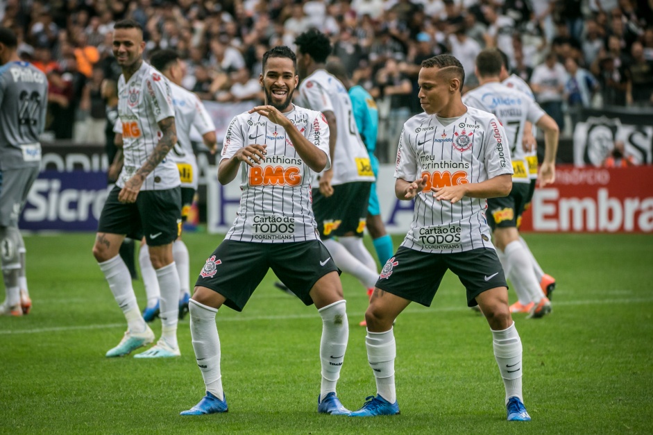 Everaldo e Janderson comemoram gol do Corinthians