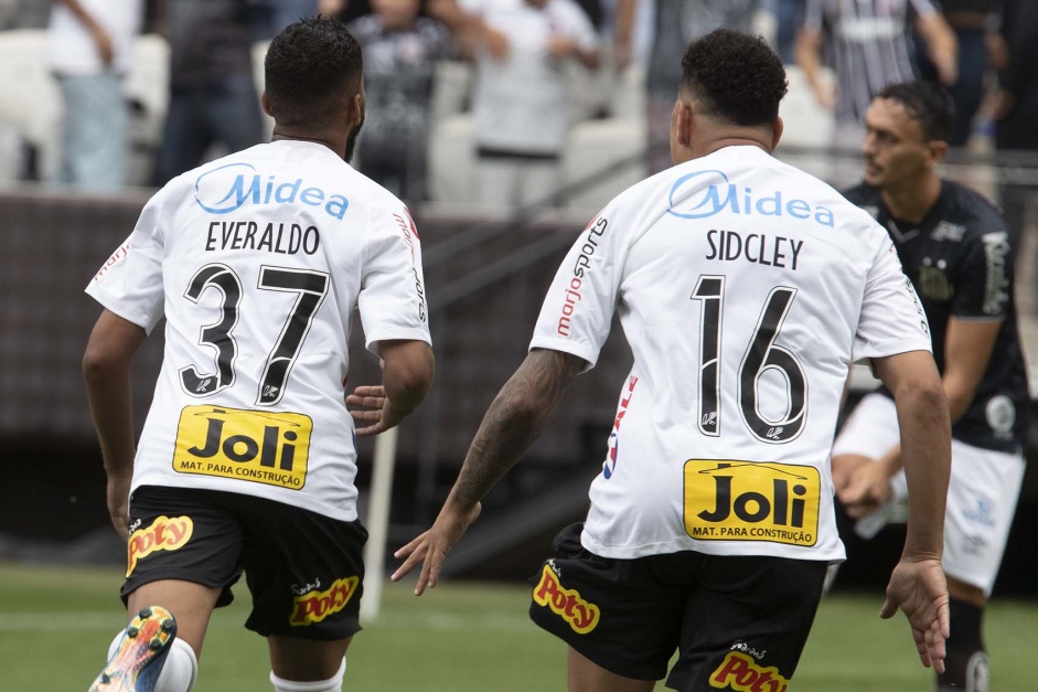 Everaldo e Sidcley comemoraram o gol do Timo contra o Santos