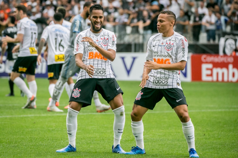 Mais de Everaldo e Janderson comemorando o primeiro gol do Corinthians