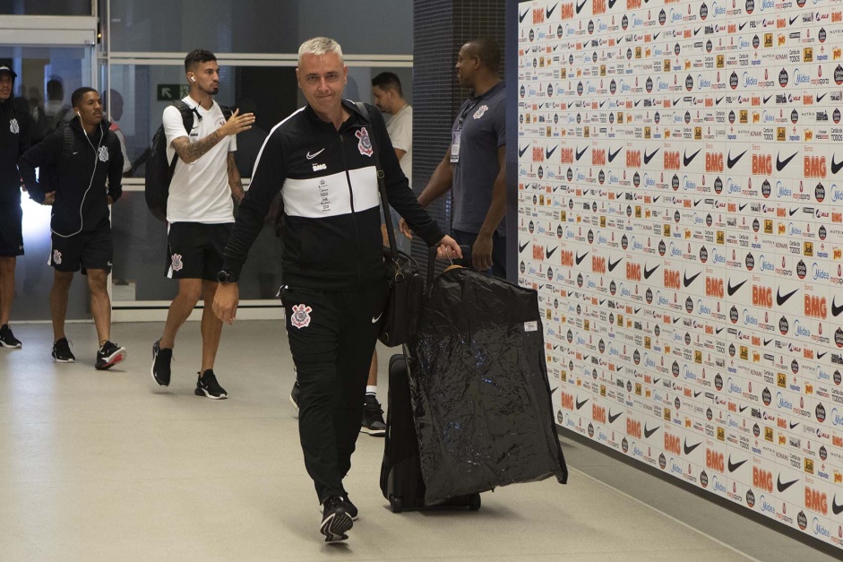 Tiago Nunes na chegada do time para o duelo contra o Santos