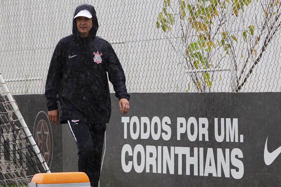 Tiago Nunes debaixo de chuva no CT Joaquim Grava