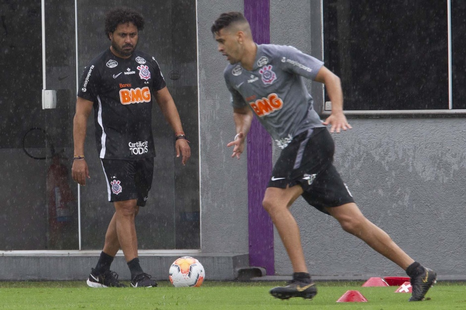 Zagueiro Lo Santos volta a trabalhar com bola no CT Joaquim Grava