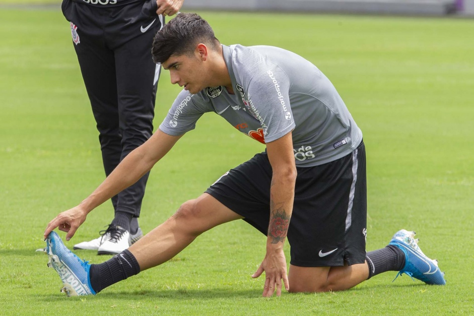 ngelo Araos engata boa sequncia nos treinos do Corinthians e deve ser utilizado por Tiago Nunes