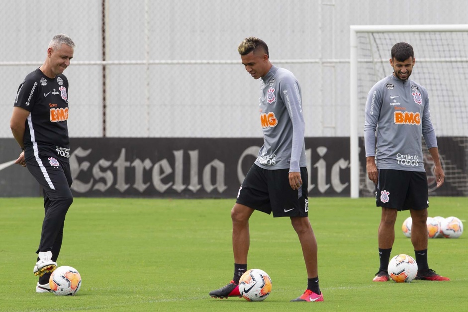 Cantillo elogiou Camacho, seu parceiro de posio no time titular do Corinthians