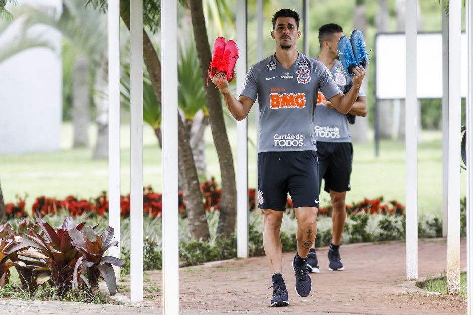 Danilo Avelar durante treino do Corinthians na manh desta quinta-feira