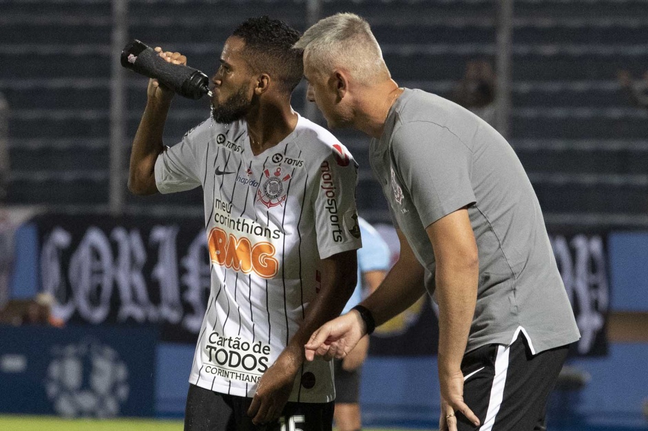Everaldo recebe orientaes de Tiago Nunes em duelo contra o Guaran-PAR