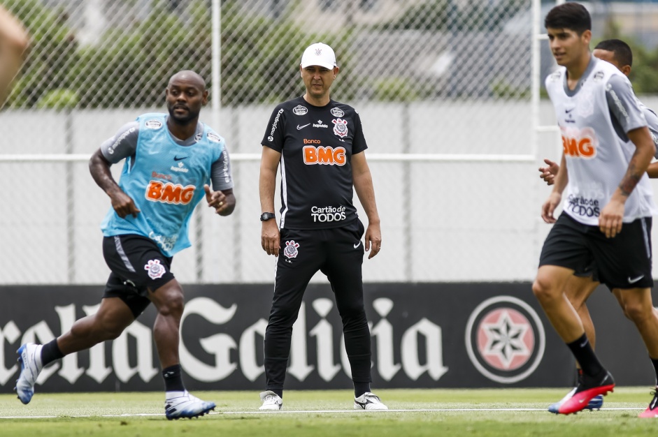 Love e Tiago Nunes durante treino do Corinthians na manh desta quinta-feira