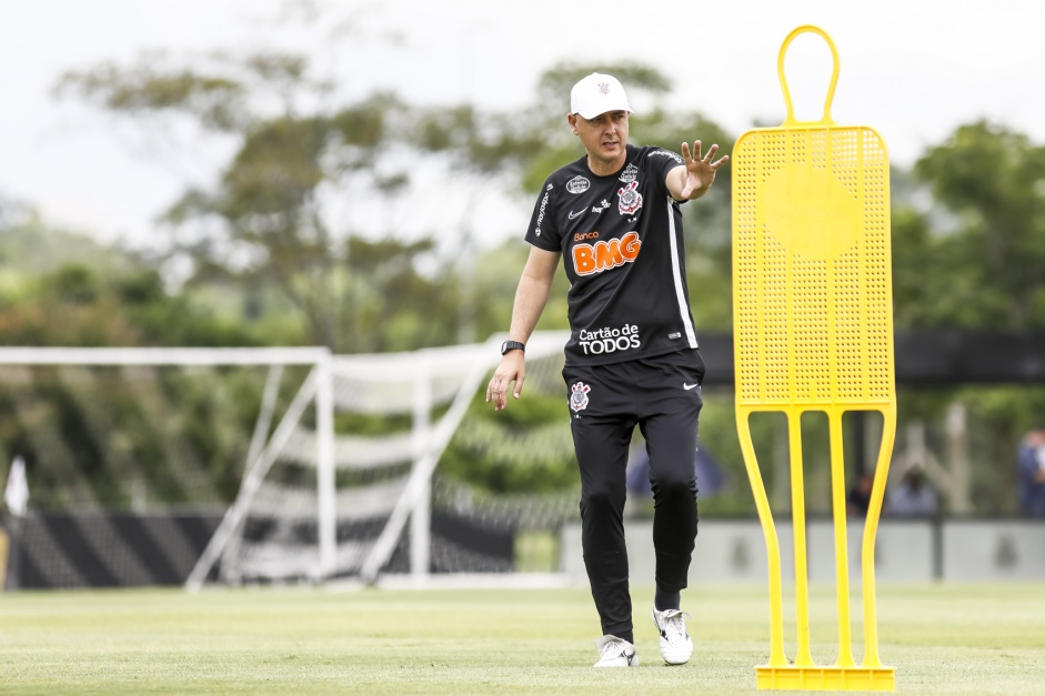 Tiago Nunes comandou o treino do Corinthians na manh desta quinta-feira