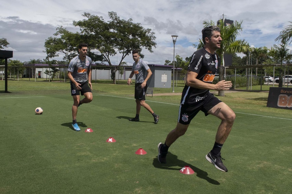 Danilo Avelar e Lo Santos em treino separado na manh desta sexta-feira