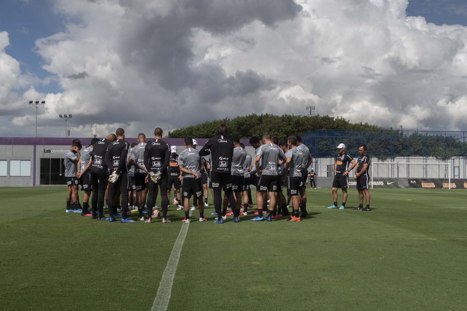 Elenco do Corinthians ainda não sabe quando retornará ao CT Joaquim Grava Elenco do Corinthians ainda não sabe quando retornará ao CT Joaquim Grava