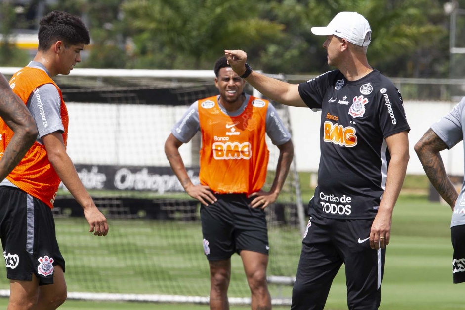 Tiago Nunes deu instrues aos jogadores em campo reduzido