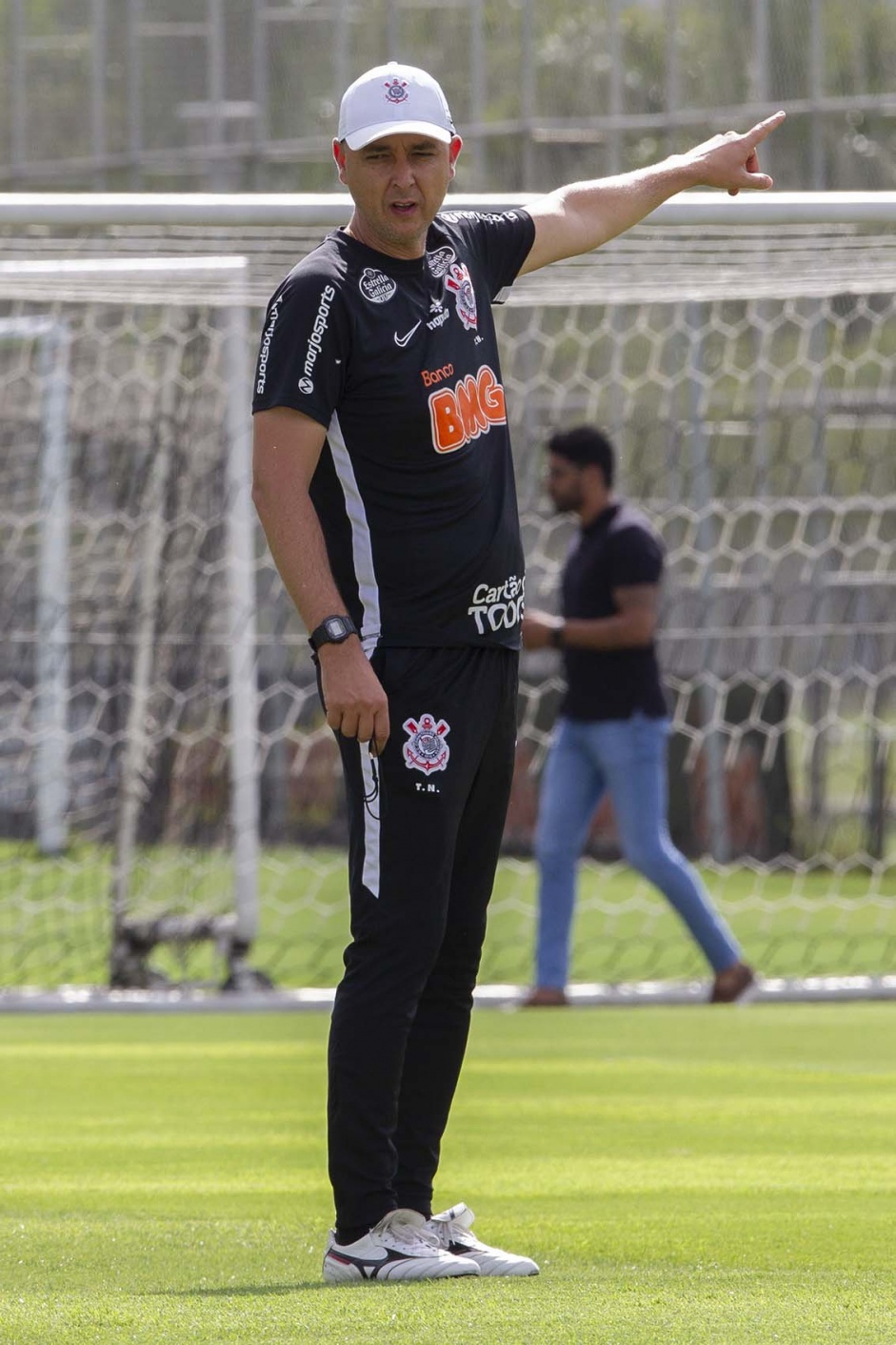 Tiago Nunes durante o treino da tarde desta sexta-feira