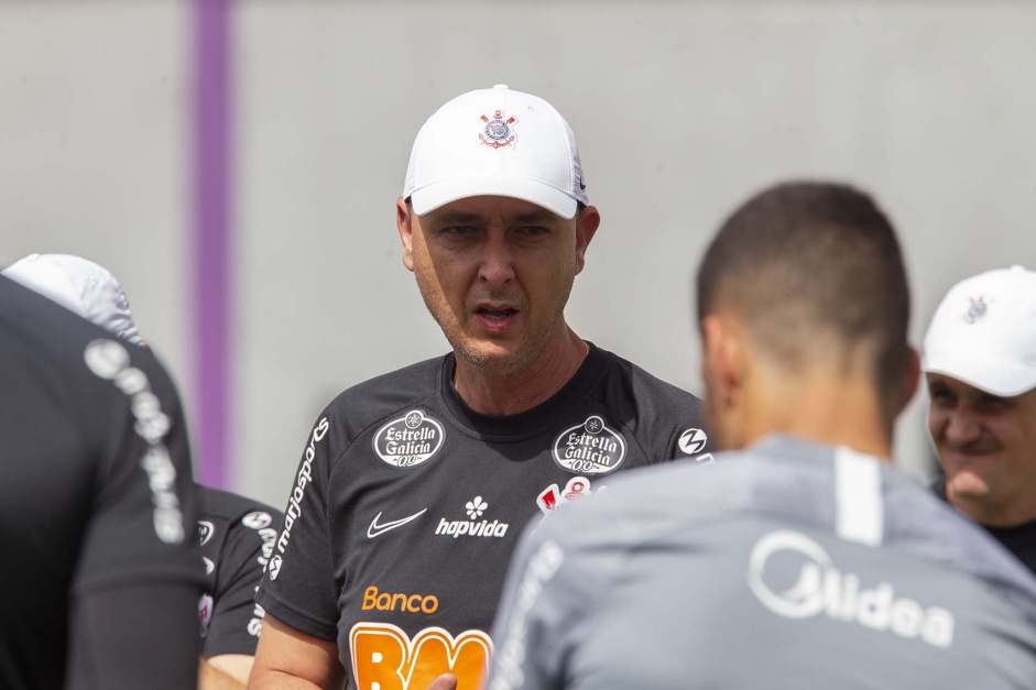 Tiago Nunes orientou os atletas no treino da tarde desta sexta-feira