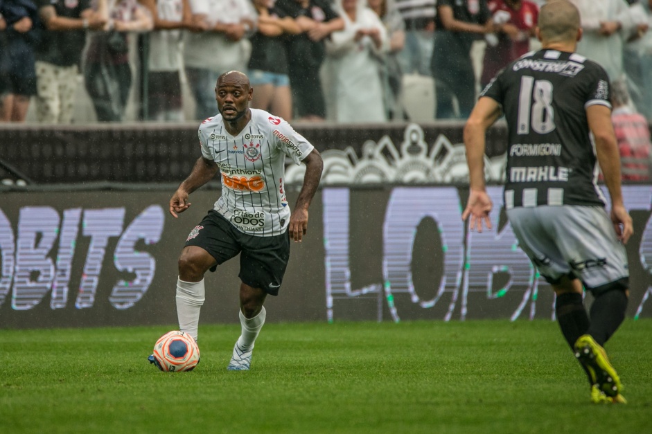 Atacante Vagner Love durante o segundo tempo da partida entre Corinthians e Inter de Limeira