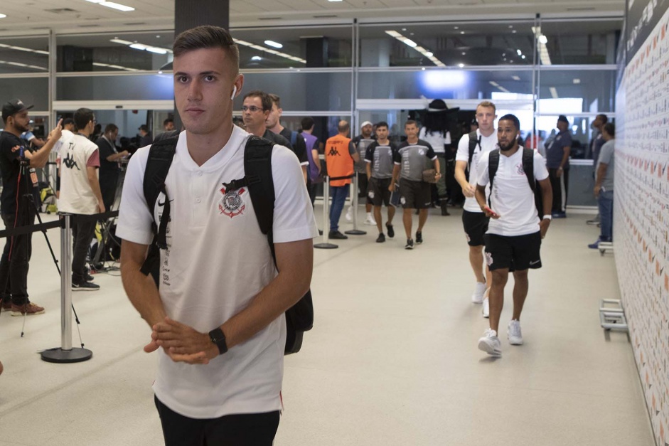 Lucas Piton chegando à Arena Corinthians antes do duelo contra a Inter de Limeira