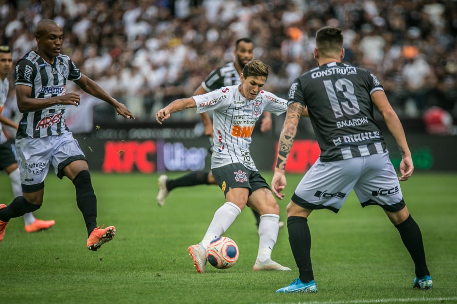 Mateus Vital em campo durante a derrota do Corinthians ...