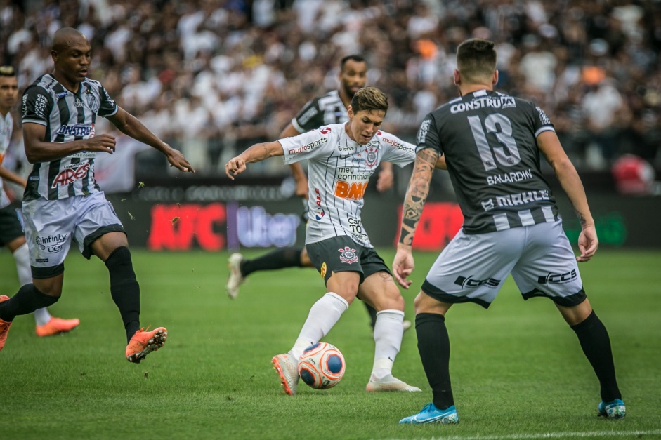 Mateus Vital em campo durante a derrota do Corinthians para a Inter de Limeira