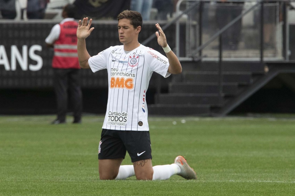 Mateus Vital, no gramado da Arena, antes da partida contra a Inter de Limeira, no ano passado
