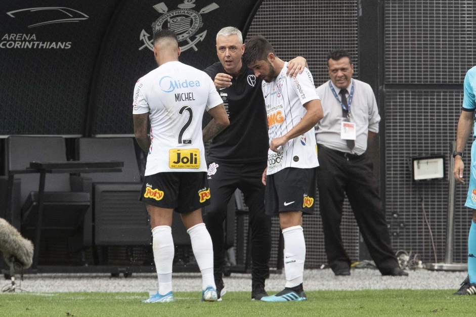 Tiago Nunes d instrues a Michel Macedo e Bruno Mndez em partida contra a Inter de Limeira