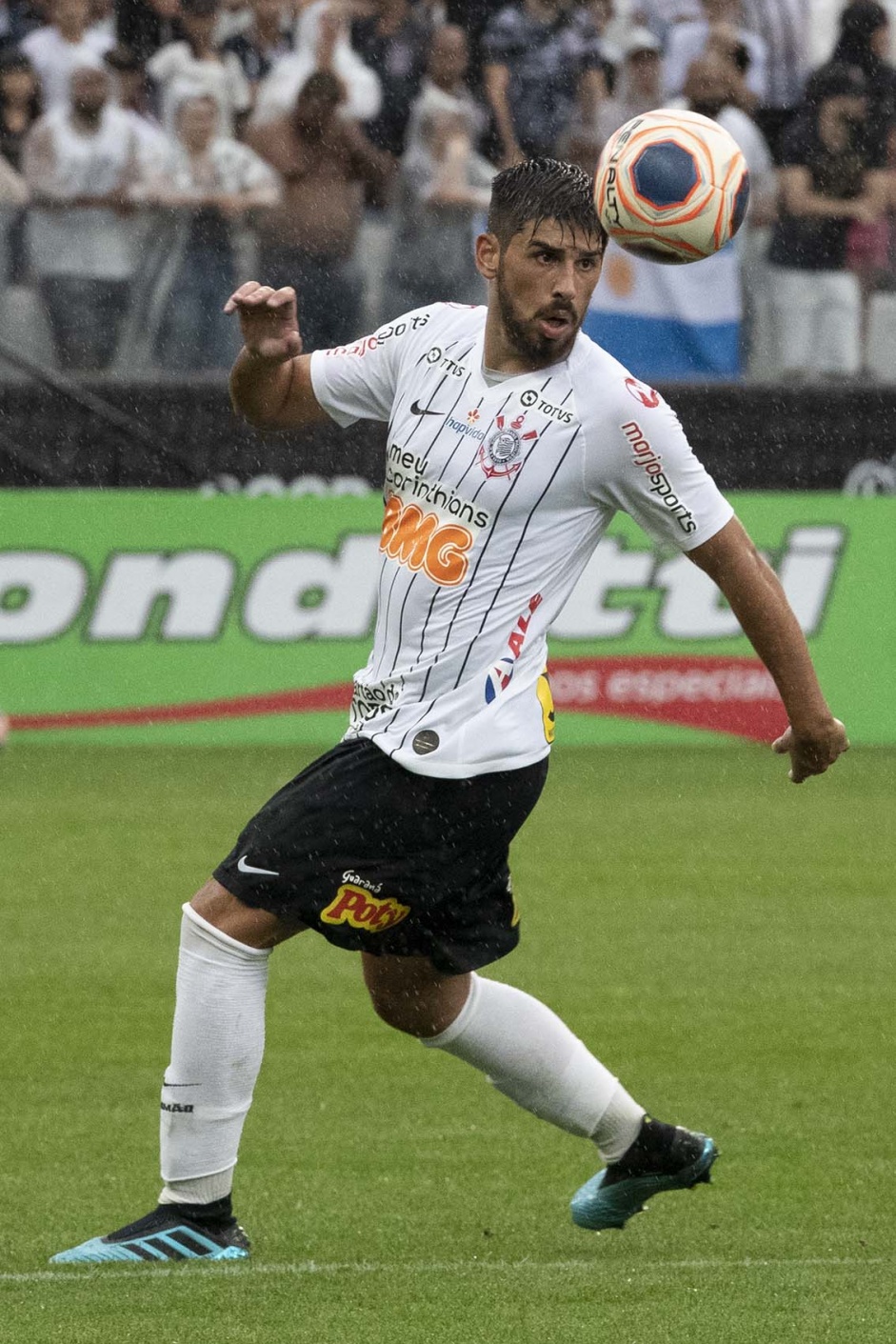 Zagueiro Bruno Mndez em duelo contra a Inter de Limeira