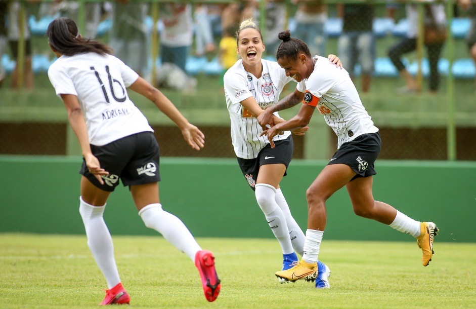 Adriana, Gabi Portilho e Grazi durante comemorao de um dos gols do Corinthians