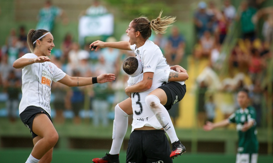 rika, Crivelari e Pardal durante comemorao de um dos gols do Corinthians