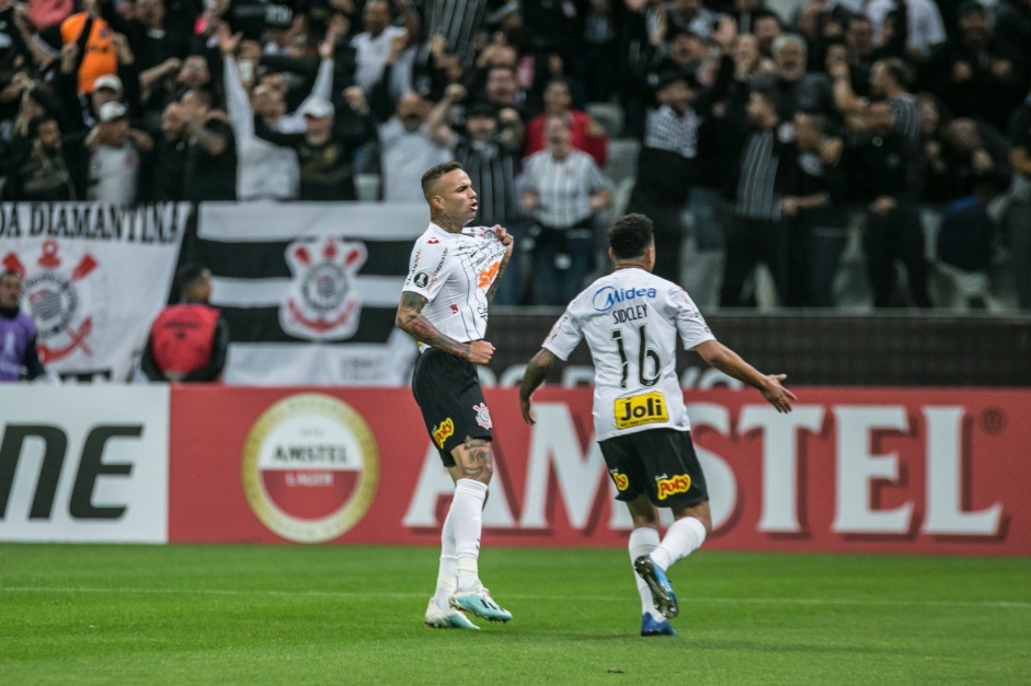 Luan comemora o primeiro gol do Corinthians na partida