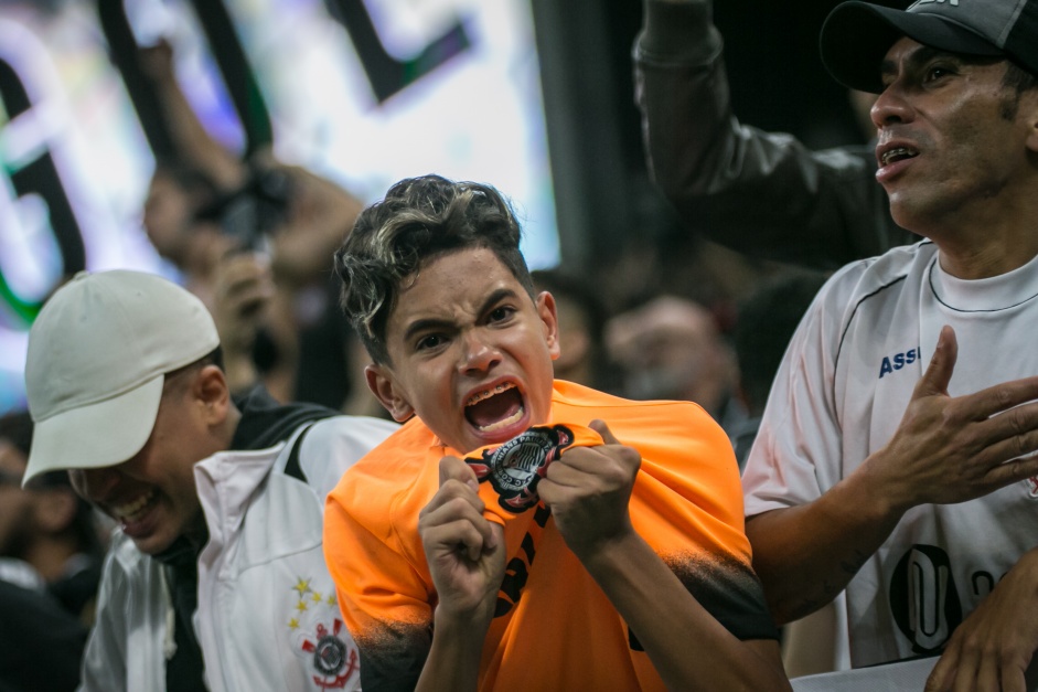 Torcedor comemora na arquibancada da Arena Corinthians