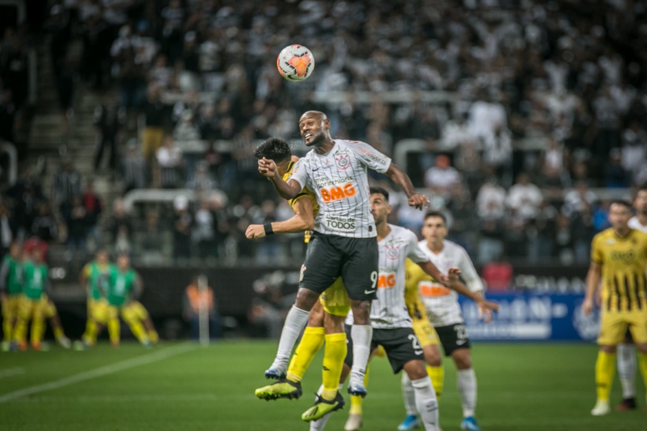 Vagner Love foi titular pela primeira vez na temporada