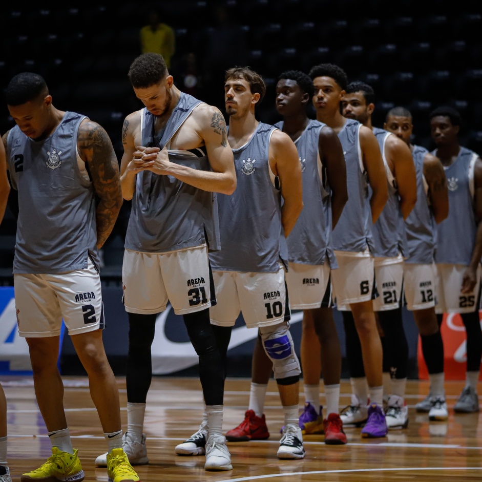 Elenco do Corinthians antes do jogo contra o Rio Claro