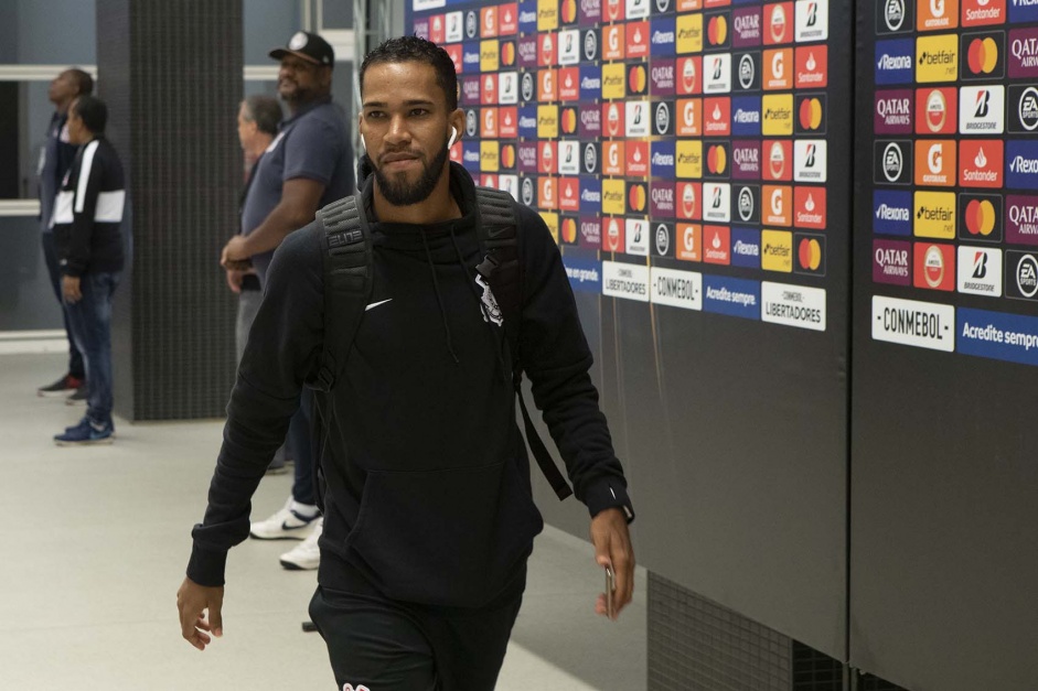 Everaldo na chegada do Corinthians na Arena para o duelo contra o Guaraní