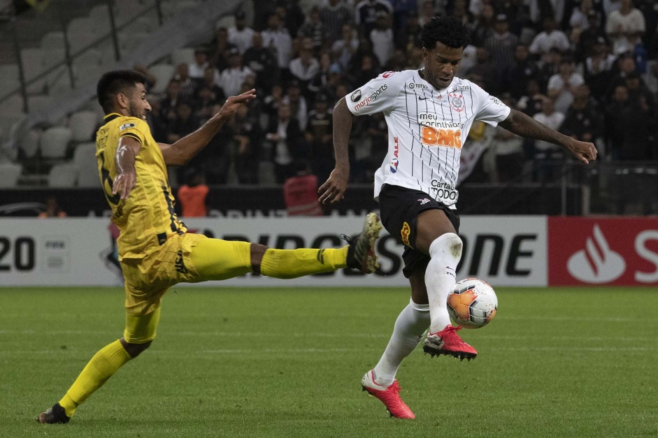 Gil durante jogo contra o Guaraní