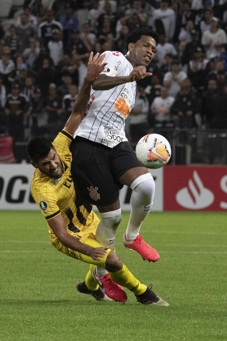 Gil em ação durante o jogo contra o Guaraní