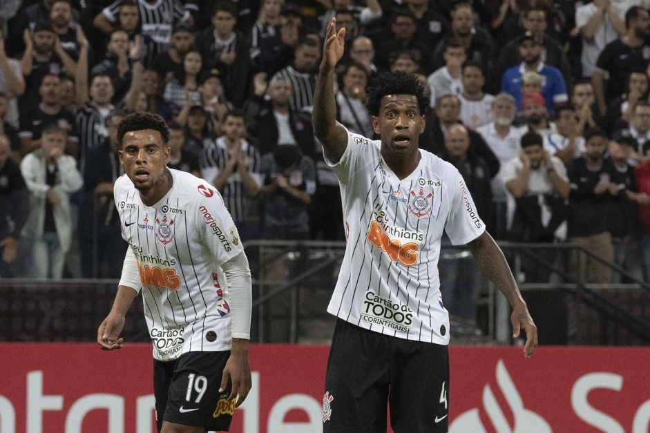 Gustavo e Gil durante jogo contra o Guaraní