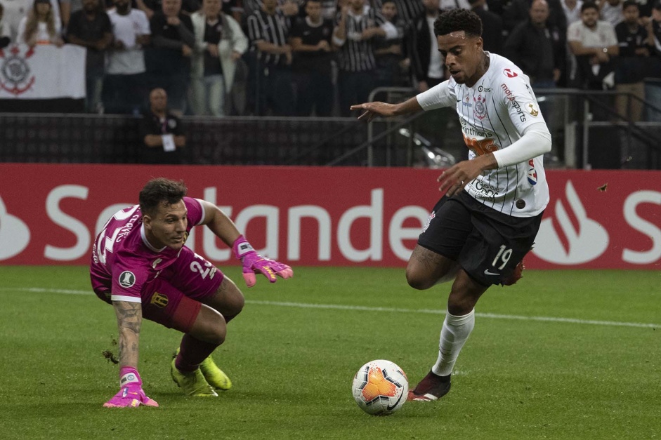 Gustavo em duelo contra o goleiro do Guaraní