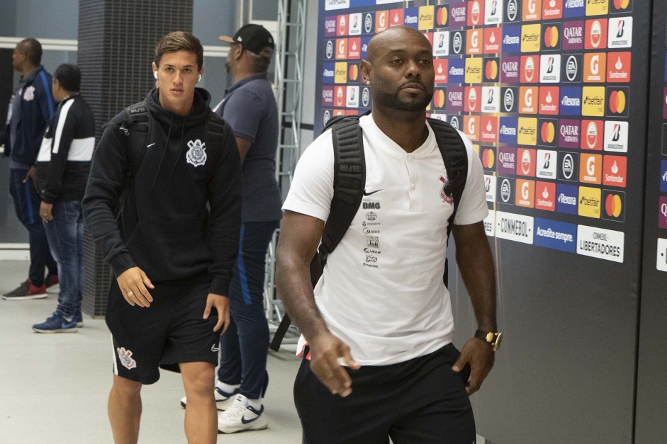 Love e Vital na chegada do Corinthians na Arena para o duelo contra o Guaran