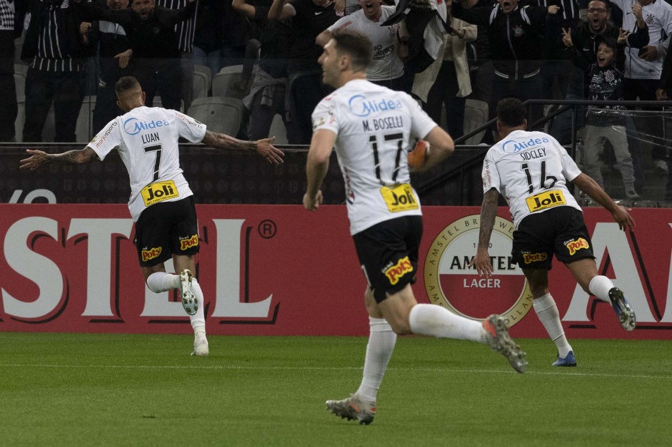 Luan, Boselli e Sidcley durante comemorao do gol corinthiano