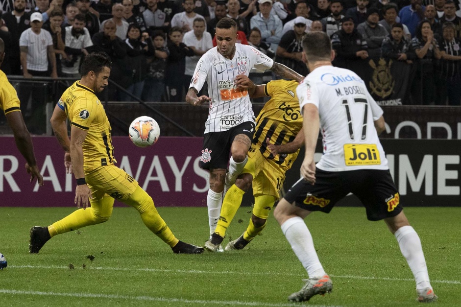 Luan e Boselli em ao durante o jogo contra o Guaran