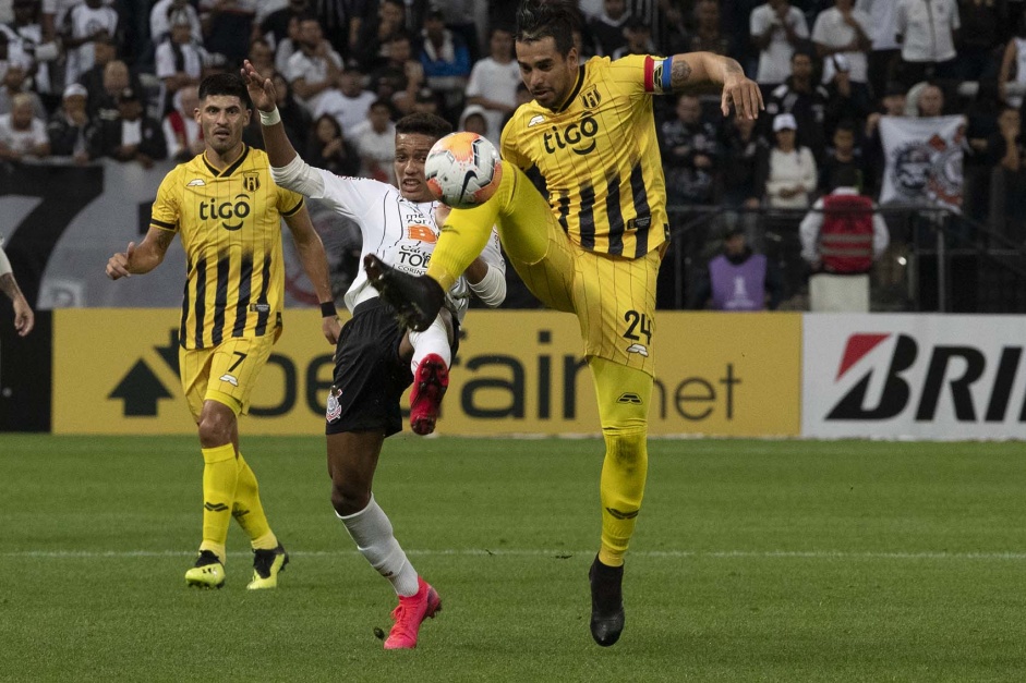 Pedrinho em ação durante o jogo contra o Guaraní