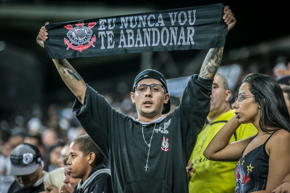 Torcedor com faixa na Arena Corinthians