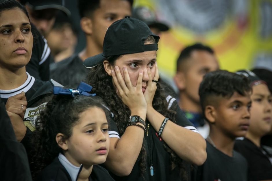 Torcedores aflitos durante o segundo tempo do jogo