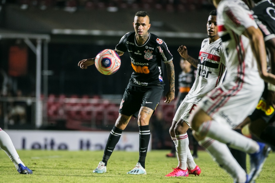 Luan em jogada durante o clássico contra o São Paulo no Morumbi