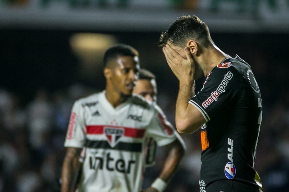 Mauro Boselli lamenta lance de gol desperdiado pelo Corinthians