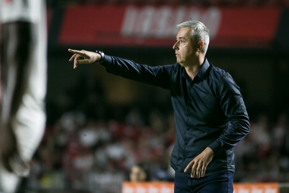 Tiago Nunes instrui a equipe durante o clssico contra o So Paulo no Morumbi